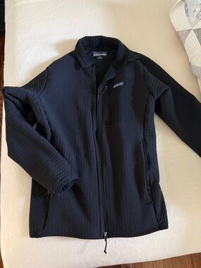 Patagonia Men’s Medium Black Lightweight Full-Zip Jacket